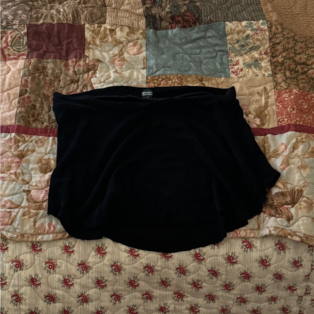 Black bullet pointe skirt